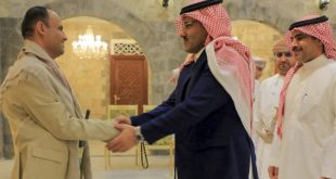 زعيم جماعة الحوثيين مهدي المشاط (يسار) يرحب بالسفير السعودي لدى اليمن محمد آل جابر ووفد في صنعاء، في 9 أبريل 2023. (أرشيفية: أ ف ب)