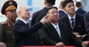 صورة وزعتها وكالة سبوتنيك تظهر الرئيس الروسي فلاديمير بوتين والزعيم الكوري الشمالي كيم جونغ أون خلال جولة في قاعدة فوستوتشني الفضائية بالشرق الروسي، 13 سبتمبر 2023 . (أ ف ب)