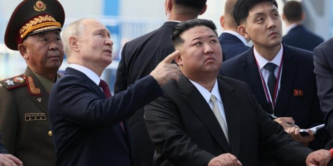 صورة وزعتها وكالة سبوتنيك تظهر الرئيس الروسي فلاديمير بوتين والزعيم الكوري الشمالي كيم جونغ أون خلال جولة في قاعدة فوستوتشني الفضائية بالشرق الروسي، 13 سبتمبر 2023 . (أ ف ب)