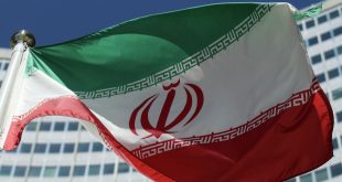 العلم الإيراني يرفرف أمام مقر الوكالة الدولية للطاقة الذرية في فيينا يوم 5 يونيو 2023. (أ ف ب)