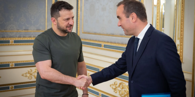 الرئيس الأوكراني فولوديمير زيلينسكي (الى اليسار) يستقبل وزير الجيوش الفرنسية سيباستيان لوكورنو في كييف في 28 سبتمبر 2023 (أ ف ب)