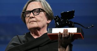 لمخرجة البولندية أنييشكا هولاند متسلمة جائزة لجنة التحكيم في الدورة الثمانين لمهرجان البندقية السينمائي عن فيلمها "غرين بوردر". في 9 سبتمبر 2023. (أرشيفية: أ ف ب)