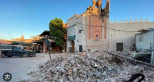مشهد يظهر أضرارا لحقت بمسجد قديم في مدينة مراكش التاريخية في أعقاب زلزال قوي ضرب المغرب (رويترز)