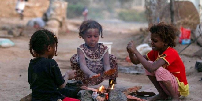 أطفال يعانون من الفقر المدقع(الإنترنت)