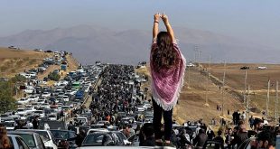 آلاف شاركوا في مراسم أربعين مهسا أميني يشقون طريقهم نحو مقبرة في سقز الكردية غرب إيران في 26 أكتوبر 2022 (أ.ف.ب)