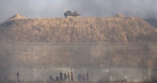 دبابة إسرائيلية تتمركز على الحدود الشرقية لقطاع غزة. (أ ف ب)
