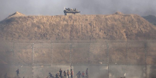 دبابة إسرائيلية تتمركز على الحدود الشرقية لقطاع غزة. (أ ف ب)