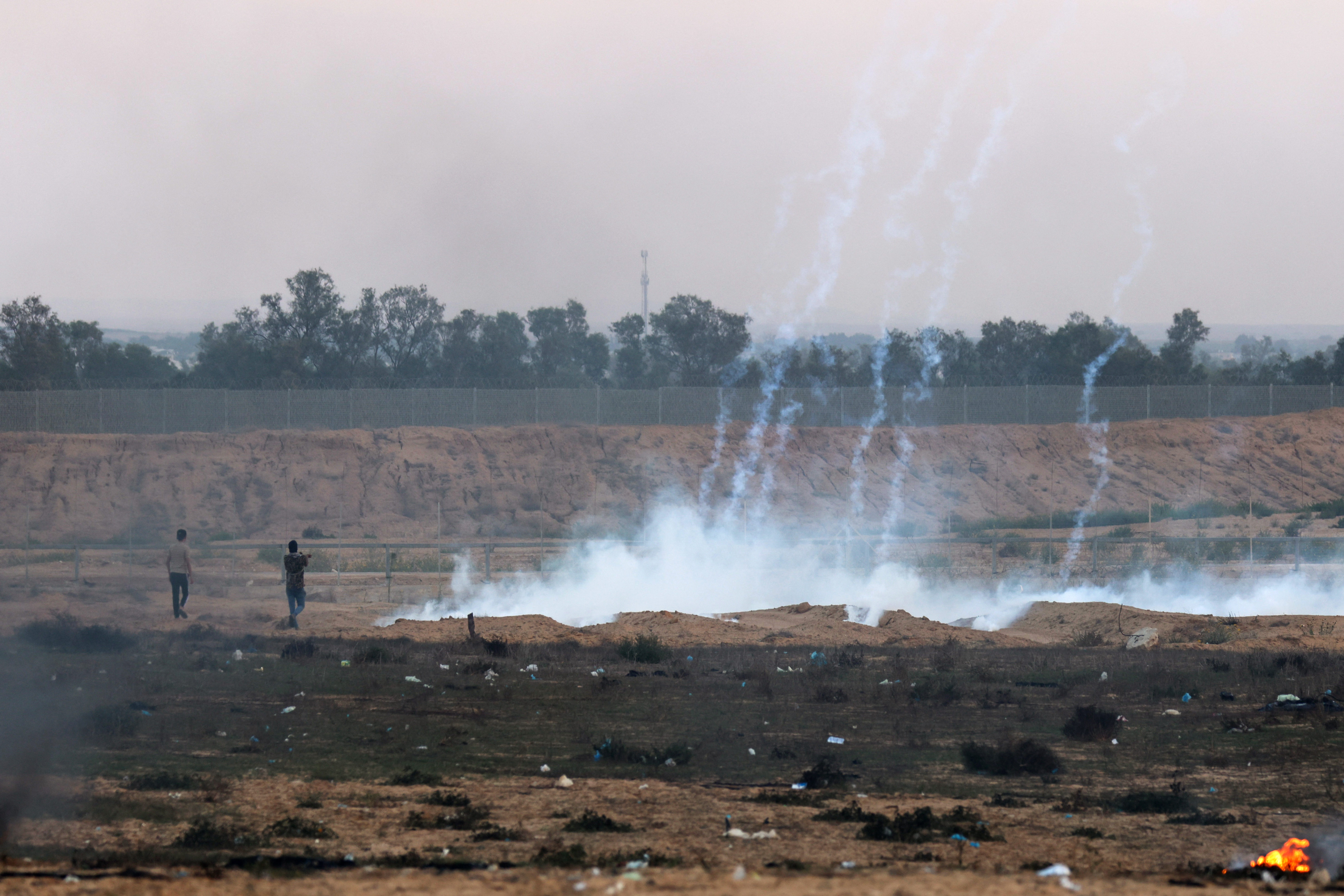 سحب الدخان تتصاعد بعد إطلاق قوات الاحتلال قنابل مسيلة للدموع شرق غزة يوم السبت. (أرشيفية: أ ف ب)