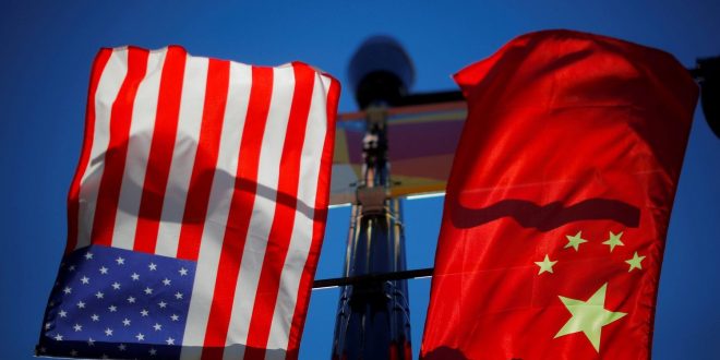 العلمان الصيني والأميركي يرفرفان على عمود إنارة في بوسطن (أرشيفية: رويترز)
