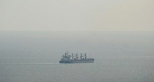 سفينة شحن تبحر عبر ممر مؤقت بعد مغادرة ميناء أوديسا بجنوب أوكرانيا في 1 سبتمبر 2023. (أ ف ب)