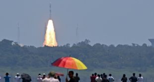 هنود يتابعون انطلاق الصاروخ الحامل مركبة لاستكشاف الشمس في الثاني من سبتمبر 2023. (أ ف ب)