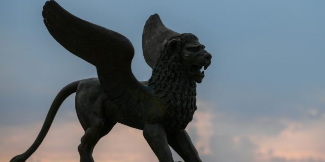 منحوتة لأسد مجنّح يرمز لمدينة البندقية قرب موقع إقامة مهرجان البندقية السينمائي في جادة ليدو بالمدينة الإيطالية في 31 آب/أغسطس 2021. (أ ف ب)