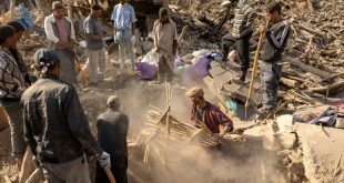 متطوعون يبحثون بين أنقاض الزلزال في قرية إيمي إن تالا المغربية في 10 سبتمبر 2023( أ ف ب)