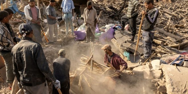 متطوعون يبحثون بين أنقاض الزلزال في قرية إيمي إن تالا المغربية في 10 سبتمبر 2023( أ ف ب)