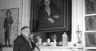صورة غير مؤرخة تظهر الكاتبة الأميركية جيرترود شتاين في باريس أمام رسم بورتريه لها أنجزه بيكاسو سنة 1906(أ ف ب)