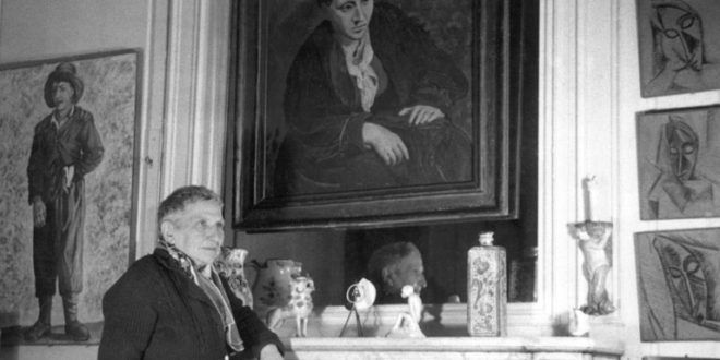 صورة غير مؤرخة تظهر الكاتبة الأميركية جيرترود شتاين في باريس أمام رسم بورتريه لها أنجزه بيكاسو سنة 1906(أ ف ب)