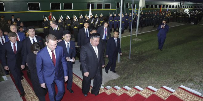 صورة التقطت في سبتمبر 2023 ونشرتها وكالة الأنباء الكورية الشمالية في 13 منه تظهر الزعيم الكوري الشمالي كيم جونغ أونغ والوفد المرافق لدى وصولهم محطة خاسان للسكك الحديد في روسيا(أ ف ب)