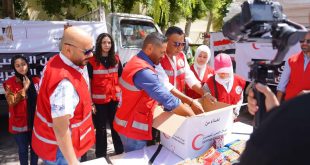 المطرب المصري تامر حسني لدى مشاركته في حملة لإغاثة ضحايا الفيضانات في ليبيا، اليوم الجمعة. (الهلال الأحمر المصري)