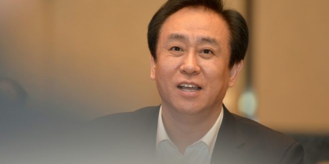 رئيس شركة التطوير العقاري الصينية "إيفرغراند" شو جيايين - المعروف باسمه باللغة الكانتونية هوي كا يان - خلال اجتماع في مدينة ووهان، في 5 يونيو 2017 يونيو 2017. (أ ف ب)