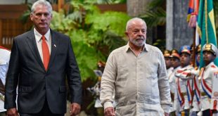الرئيسان الكوبي ميغيل دياز كانيل (يسار) والبرازيلي لويس إيناسيو لولا دا سيلفا لدى وصولهما إلى قصر الثورة في هافانا لحضور قمة مجموعة الـ77+الصين(أ ف ب)