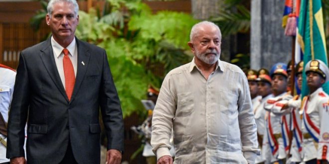 الرئيسان الكوبي ميغيل دياز كانيل (يسار) والبرازيلي لويس إيناسيو لولا دا سيلفا لدى وصولهما إلى قصر الثورة في هافانا لحضور قمة مجموعة الـ77+الصين(أ ف ب)