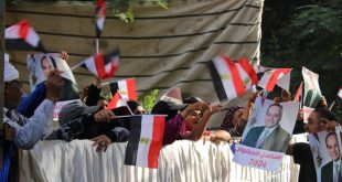 مواطنون مصريون أمام أحد مكاتب الشهر العقاري لتحرير توكيلات لصالح السيسي، اليوم الثلاثاء. (أ ش أ)