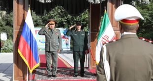 رئيس الأركان الجنرال محمد باقري (يمين) خلال استقبال وزير الدفاع الروسي سيرغي شويغو في طهران في 19 سبتمبر 2023. (أ ف ب)
