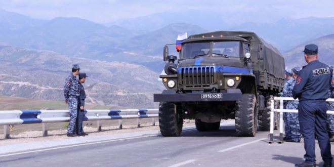 شاحنة تابعة لقوة حفظ السلام الروسية تعبر الحدود من الجانب الأذربيجاني أمام قوات الشرطة الأرمينية بالقرب من كورنيدزور، في 22 سبتمبر 2023 في أرمينيا. (أ ف ب)