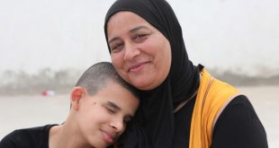 اياد وهو صبي ضرير يبلغ الثالثة عشرة مع والدته حكيمة يشارك في عرض راقص للتوعية إلى ذوي الاحتياجات الخاصة في تونس، في 20 سبتمبر 2023. (أ ف ب)