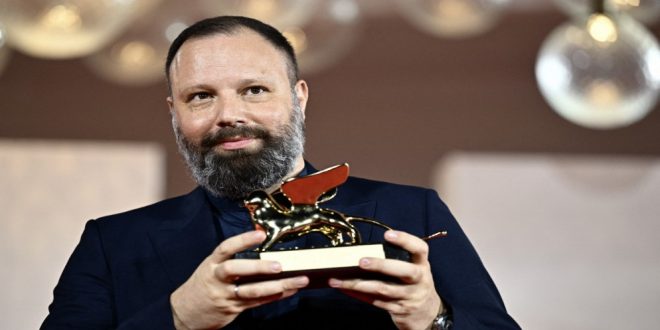 المخرج اليوناني يورغوس لانثيموس حاملاً جائزة "الأسد الذهبي" عن فيلمه "بور ثينغز" في ختام الدورة الثمانين لمهرجان البندقية السينمائي في التاسع من سبتمبر 2023. (أ ف ب)