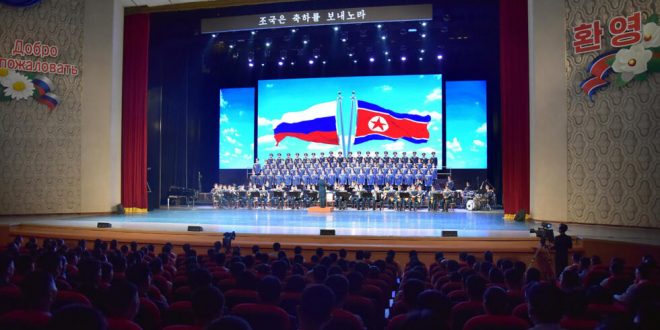فرقة روسية تؤدي عرضا في بيونغ يانغ والعلمين الكوري الشمالي والروسي، في صورة التقطت في 9 سبتمبر 2023 ونشرتها وكالة الأنباء الكورية الشمالية في العاشر منه. (أ ف ب)