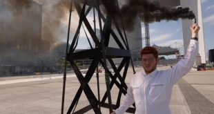 عضو في منظمة "غرينبيس" غير الحكومية يحمل شعلة دخان خلال تظاهرة ضد استغلال الوقود الأحفوري في لا ديفانس بالقرب من باريس، في 22 أغسطس 2023. (أ ف ب)