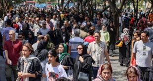 إيرانيون يتجولون قرب بازار طهران في الخامس من سبتمبر 2023. (أ ف ب)