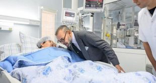 العاهل المغربي الملك محمد السادس يزور الناجين المصابين من الزلزال في مستشفي بمراكش يوم 12 سبتمبر أيلول عقب زلزال قوي ضرب البلاد. (رويترز)