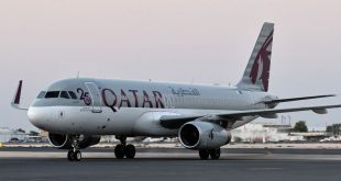 طائرة تقل أمريكيين تم إطلاق سراحهم من السجون الإيرانية خلال صفقة تبادل الأسرى بين الولايات المتحدة وإيران لدى وصولها مطار الدوحة في قطر يوم الاثنين. (رويترز)