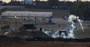 اشتباكات بين جنود الاحتلال ومتظاهرين فلسطينيين بالقرب من الحدود بين إسرائيل وقطاع غزة، في 23 سبتمبر 2023 . (رويترز)