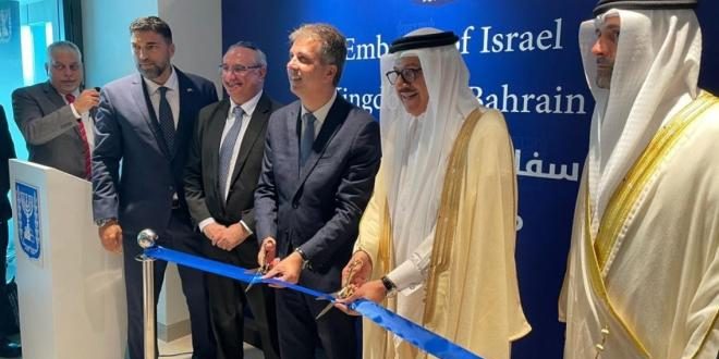 الزياني وكوهين خلال افتتاح سفارة إسرائيلية في المنامة. (أرشيفية)