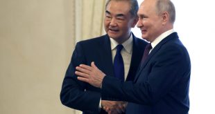 الرئيس الروسي فلاديمير بوتين (يمين) مصافحا وزير خارجية الصين وانغ يي في سان بطرسبرغ، فيصورة وزعنها وكالة سبوتنيك العامة في 20 سبتمبر 2023. (أ ف ب)
