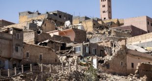 مئذنة مسجد لا تزال صامدة بين ركام المساكن في قرية مولاي ابراهيم المغربية إثر الزلزال العنيف في التاسع من سبتمبر 2023. (أ ف ب)