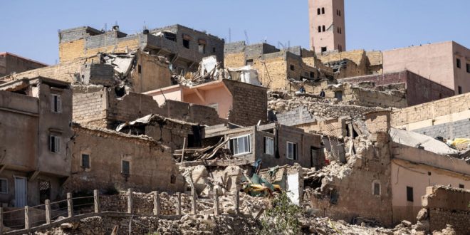 مئذنة مسجد لا تزال صامدة بين ركام المساكن في قرية مولاي ابراهيم المغربية إثر الزلزال العنيف في التاسع من سبتمبر 2023. (أ ف ب)