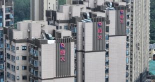 شعار إيفرغراند على مبان سكنية في نانجينغ بمقاطعة جيانغسو شرق الصين في 18 أغسطس 2023. (أ ف ب)
