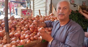 مواطن مصري يشتري البصل من أحد محلات بيع الخضروات في القاهرة. (أرشيفية)
