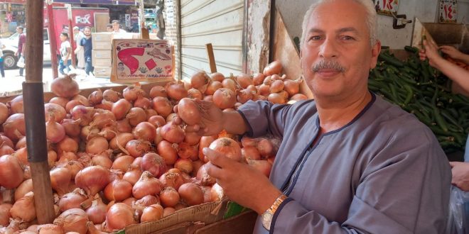 مواطن مصري يشتري البصل من أحد محلات بيع الخضروات في القاهرة. (أرشيفية)