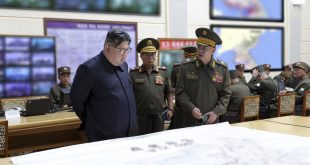 الزعيم الكوري الشمالي كيم جونغ أون (يسار) وهو يتفقّد مركز قيادة تدريبات هيئة الأركان العامة في الجيش الكوري الجنوبي في مكان غير محدّد في كوريا الشمالية. (أ ف ب)