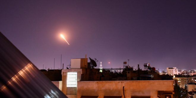 الدفاعات الجوية السورية تتصدى لقصف إسرائيلي جنوب دمشق ليل 20 يوليو 2020. (أرشيفية: أ ف ب)