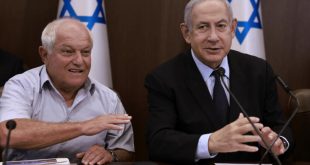 رئيس الوزراء الإسرائيلي بنيامين نتنياهو (إلى اليمين) يترأس اجتماعًا لمجلس الوزراء، يحيط به وزير السياحة حاييم كاتس، في القدس المحتلة في 27 أغسطس. (أ ق ب)