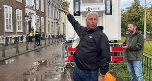 زعيم حركة هولندية متطرفة لحظة تدنيس المصحف أمام مقر إحدى السفارات في لاهاي، يوم السبت. (الإنترنت)