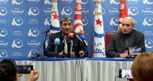 الرئيس المؤقت لحركة النهضة التونسية المعارضة منذر الونيسي خلال مؤتمر صحفي في تونس يوم 17 أبريل 2023. (أرشيفية: رويترز)