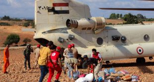 طائرة عسكرية مصرية تشارك في جهود إنقاذ في مدينة البيضاء الليبية. (الهلال الأحمر الليبي)