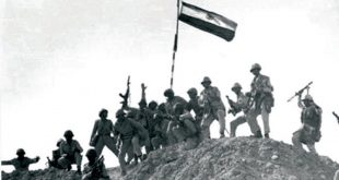 جنود مصريون يرفعون العلم على الضفة الثانية من قناة السويس بعد اقتحامهم «خط بارليف» 1973 (الهيئة المصرية العامة للاستعلامات)